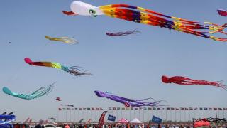 Dünyanın en büyük uçurtmasını 55 kişi uçurdu