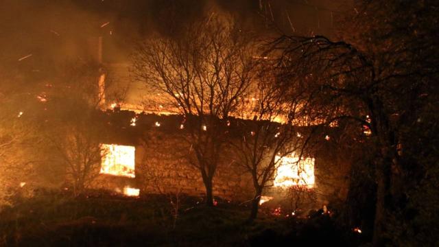 Uşakta yangın: 2 ev, 1 ahır kullanılamaz hale geldi