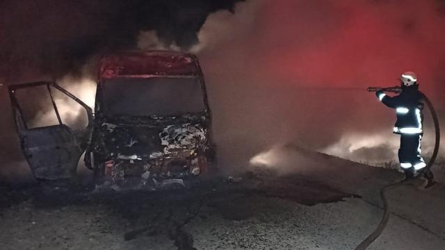 Vanda seyir halindeki minibüs yandı