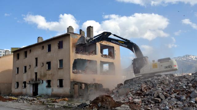 Muşta kentsel dönüşüm kapsamında 112 dairenin yıkımına başlandı