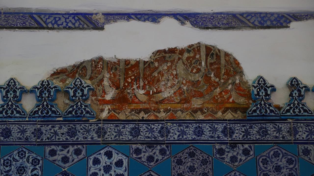 Medeniyet izlerinin yeniden yorumlanması çinilerde göze çarpıyor