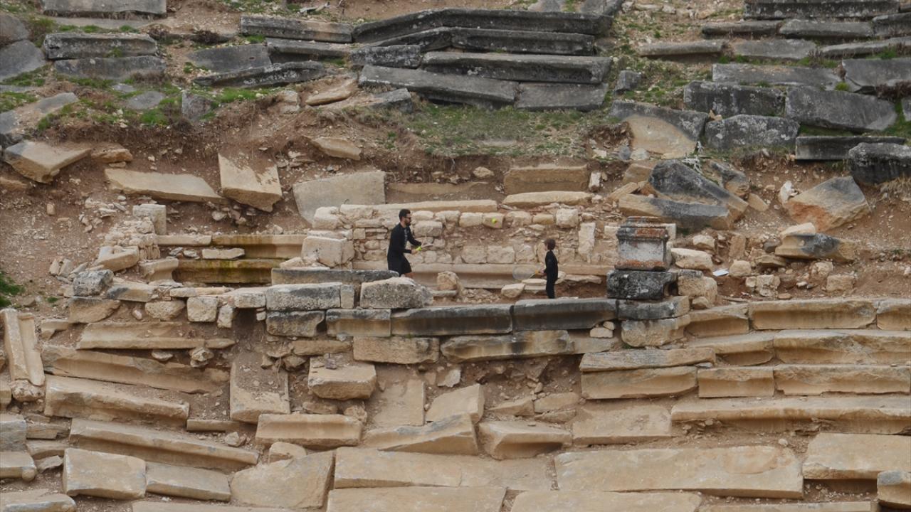 Yaşayan İnsan Hazinesi de raketi eline aldı