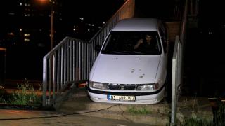 Yaya köprüsünden geçirilmeye çalışılan otomobil korkuluklara sıkıştı