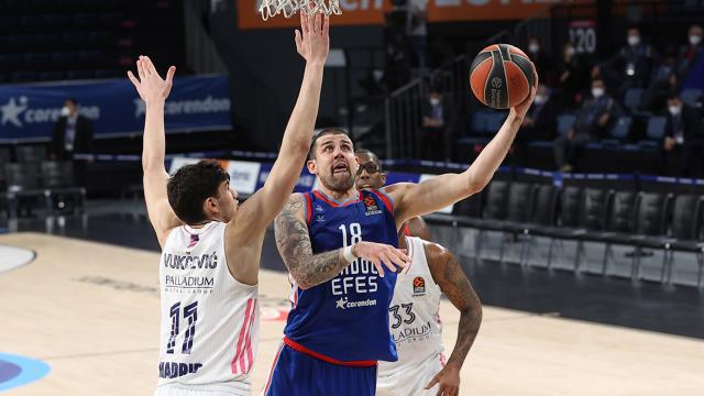 Anadolu Efes farklı kazandı