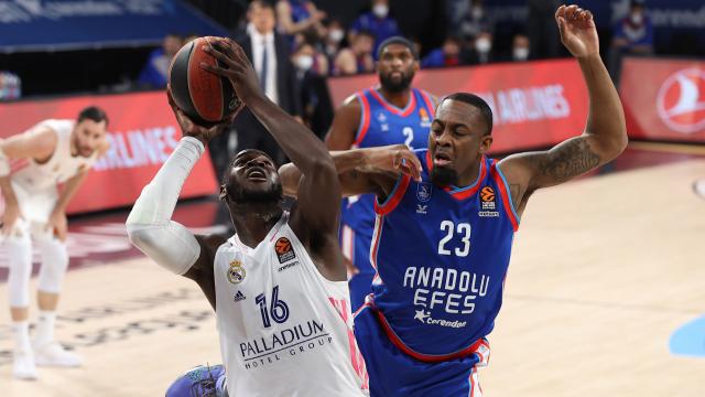Anadolu Efes seride avantaj peşinde