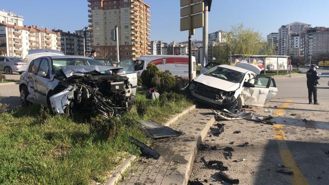 Ankarada iki otomobil kafa kafaya çarpıştı: 7 yaralı