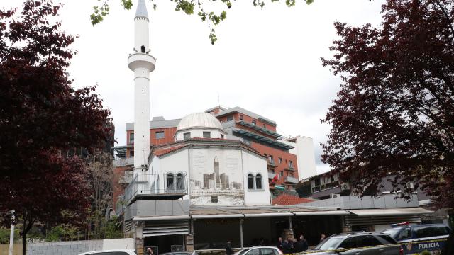 Arnavutlukta camide bıçaklı saldırı: 5 yaralı