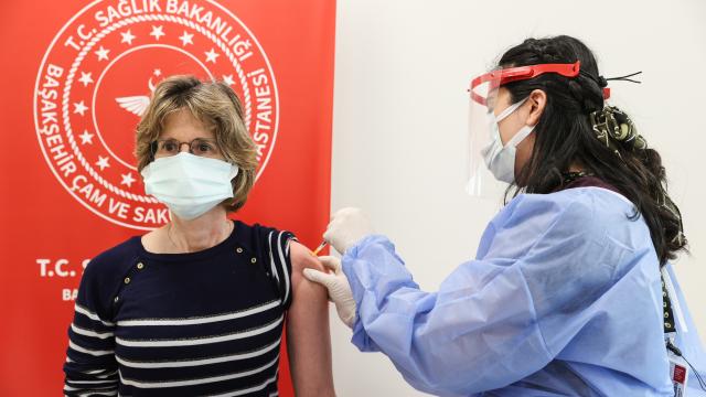 İstanbulda 55 yaş ve üzeri vatandaşlar Covid-19a karşı aşılanmaya başladı