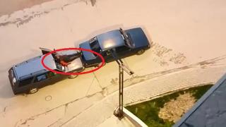 Kaputa oturup ayaklarıyla bozulan aracını itti