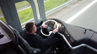 Otobüsün kaptan koltuğunda belediye başkanı var