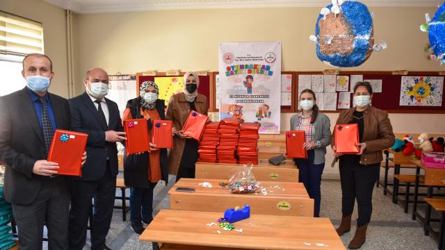 Kastamonuda 23 Nisan öncesi çocuklara oyuncak dağıtıldı