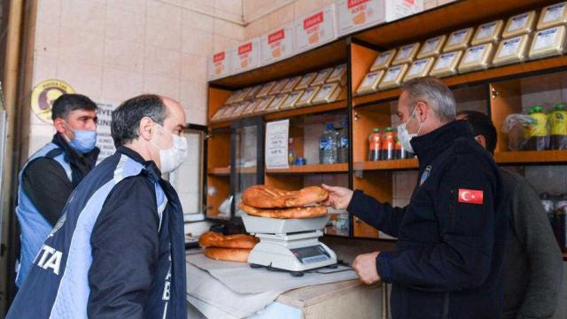 Erzurumda zabıta ekipleri fırınlarda ekmek gramajı, hijyen ve Covid-19 denetimi yaptı