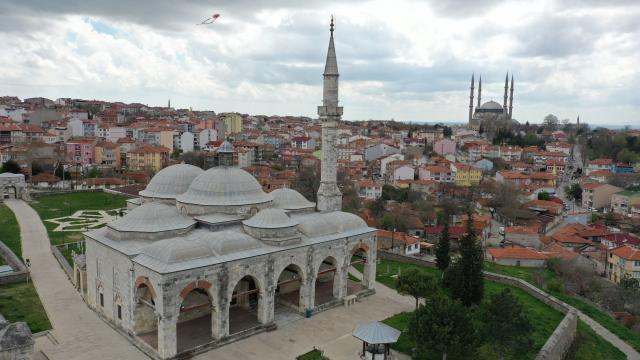 Türk çini sanatının eşsiz örneklerini sunan bir başyapıt: Muradiye Camii