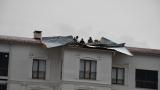 Sivas'ta şiddetli rüzgar, binanın çatısına zarar verdi