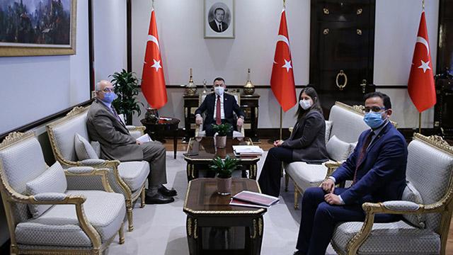 Fuat Oktay, yerli aşı faz-3 çalışması koordinatörü Ünal ile görüştü