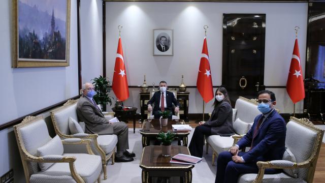 Cumhurbaşkanı Yardımcısı Oktay, yerli aşı faz-3 çalışması koordinatörü Ünal ile görüştü