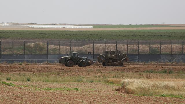 İsrail askeri araçları Filistinlilere ait arazileri tahrip etti