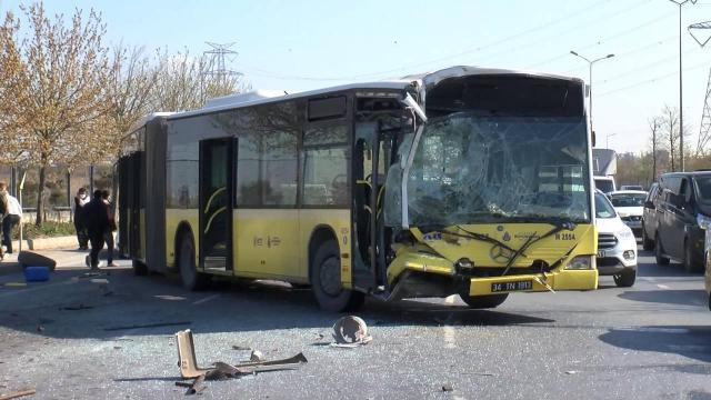 İETT otobüsü park halindeki midibüse çarptı: 1 yaralı