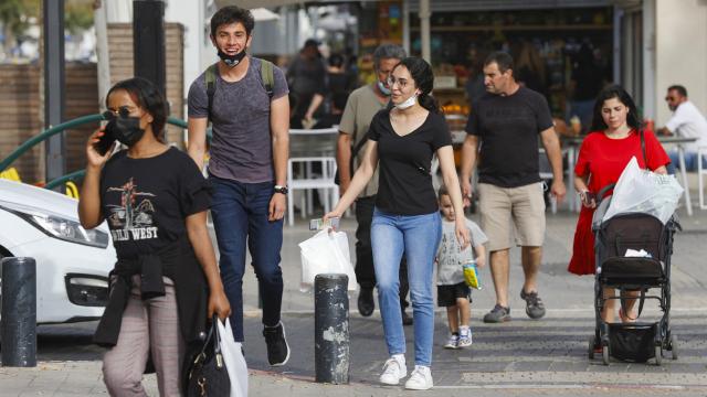 İsrailde maskeler çıktı, hayat normale dönüyor