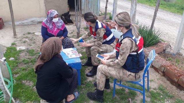 Elazığda köyleri gezen jandarma ekipleri KADESi kadınlara anlatıyor