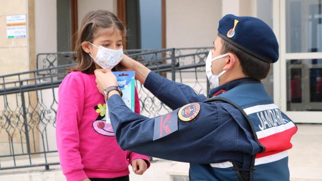 Elazığda jandarma Covid-19 denetimlerinde çocuklarla ilgilendi