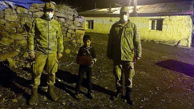 Jandarmadan izolasyondaki çocuğa doğum günü sürprizi