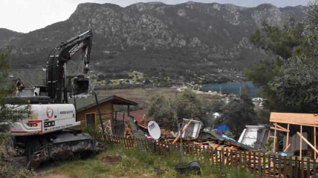 Akbük Koyunda doğayı tahrip eden yapılara izin yok