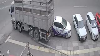 Freni boşalan kamyon park halindeki araçlara çarptı