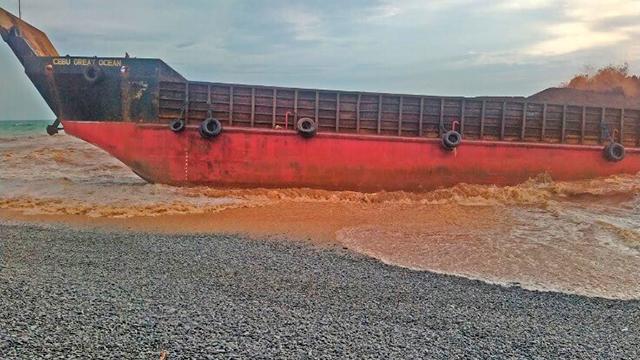 Filipinlerde kargo gemisi karaya oturdu: 4 ölü, 9 kayıp