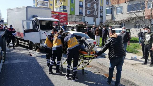 Freni boşalan kamyonet 6 araca çarptı