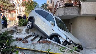 Kaza yapan cip evin bahçesine düştü