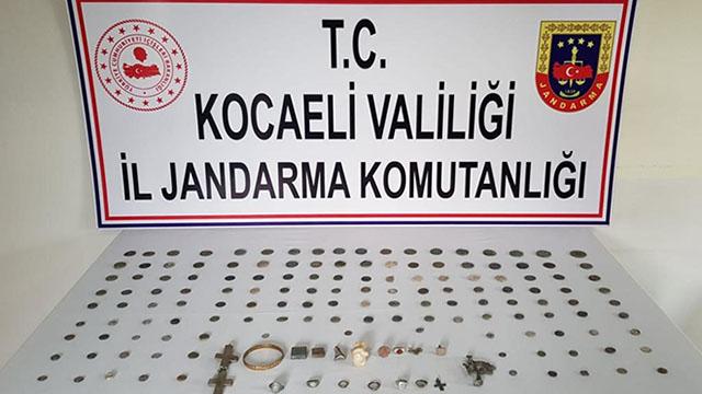 Yol kontrolünde durdurulan araçta tarihi eser ele geçirildi