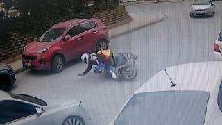 Kurye otomobilin altında kalmaktan son anda kurtuldu