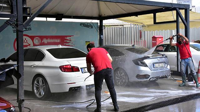 İzmirde çamur yağdı, sürücüler soluğu oto yıkamacılarda aldı
