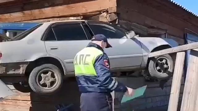 Direksiyon hakimiyetini kaybetti, duvarda asılı kaldı