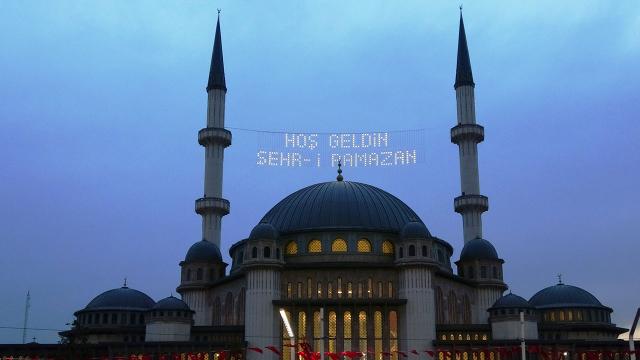 Taksim Camiine mahyalar asıldı