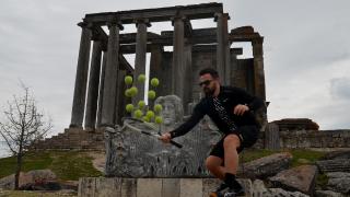 'Sporun Gelişimi, Tarihin Tanıtımı' için öğrencileriyle tenis oynuyor