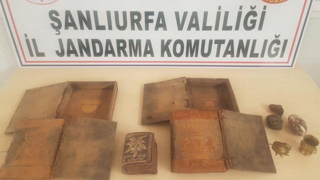 Şanlıurfada kaçakçılık operasyonu: El yazması Tevrat ele geçirildi