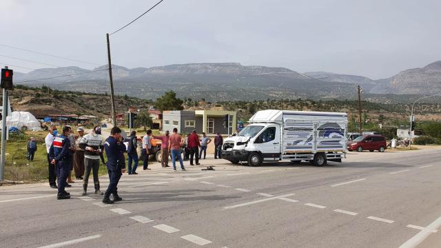 Mersinde kamyonet ile traktör çarpıştı: 2 yaralı