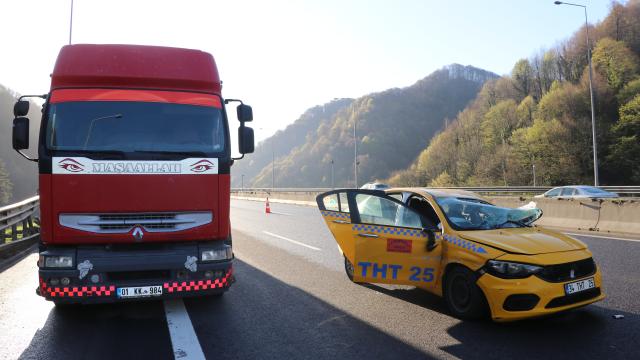 Anadolu Otoyolunda tırla çarpışan taksinin sürücüsü yaralandı