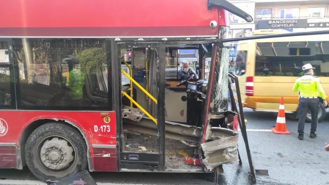 Beşiktaşta bariyerlere çarpan çift katlı otobüsteki bir yolcu hayatını kaybetti