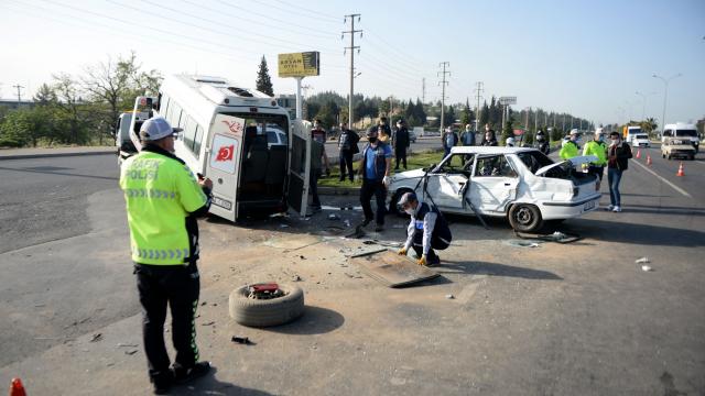 Kahramanmaraşta minibüs ile otomobil çarpıştı: 1 ölü, 1 yaralı