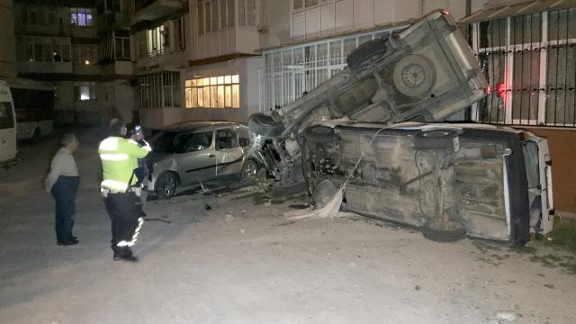Konyada alkollü sürücünün kullandığı pikap önce 2 araca, ardından apartmana çarptı