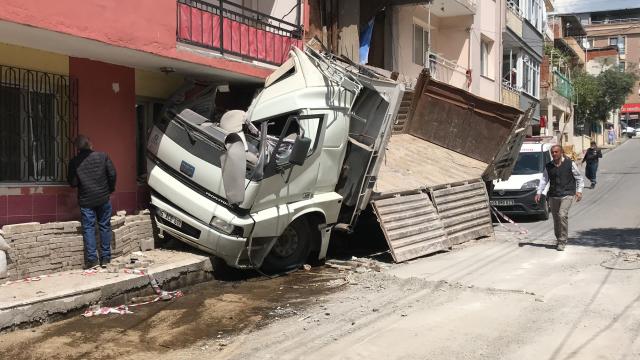 İzmirde bir deponun ardından da apartmanın duvarına çarpan kamyonun şoförü yaralandı