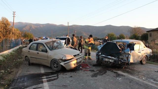 İzmirde iki otomobil çarpıştı: 3 yaralı