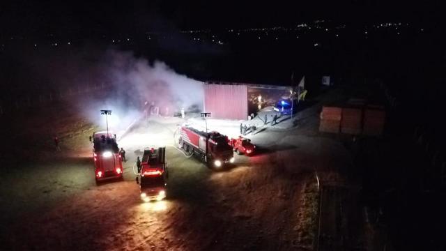 İzmirde depo yangını: Binlerce balya saman kül oldu