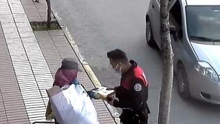 Polislerden ihtiyaç sahibi anne ve çocuklarına yardım eli