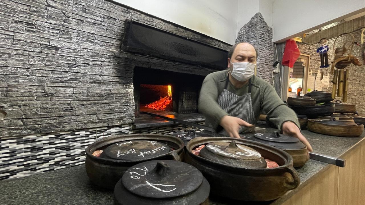 "Kapların içindeki güveci fırının her köşesinde gezdiriyoruz"