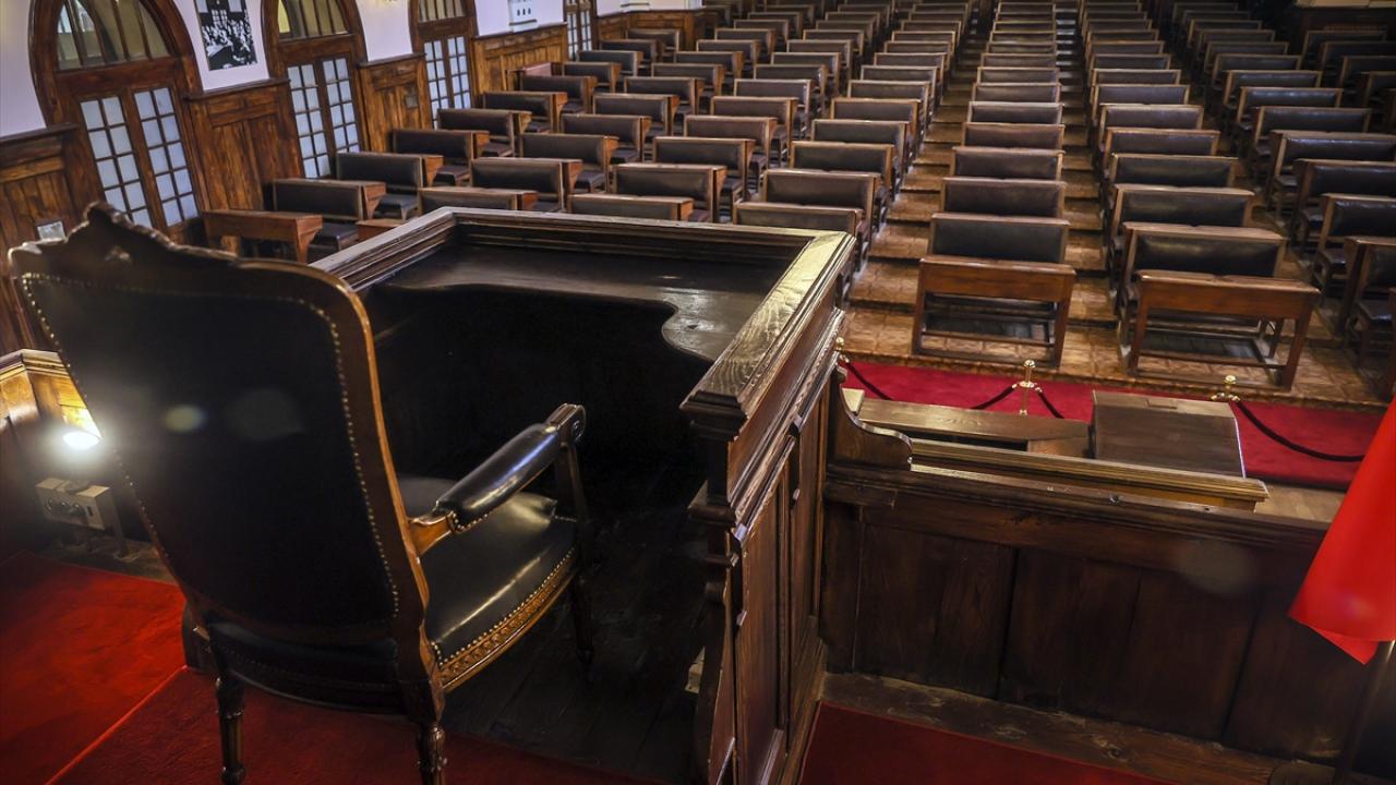 Meclis kürsüsü Osmanlı Mebusan Meclisi`nden getirtildi