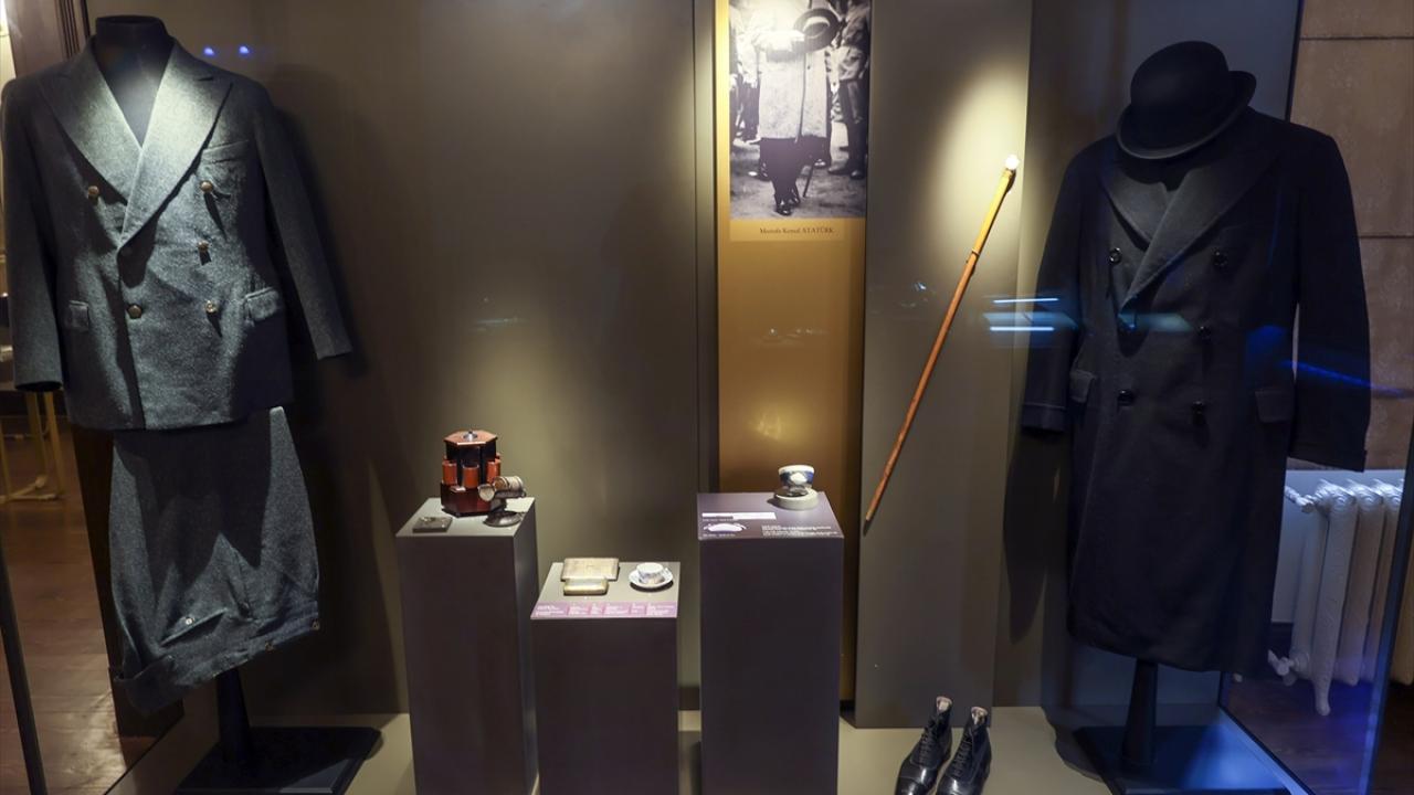 İkinci katın en büyük salonlarından biri Dolmabahçe kokan eşyalarla süslü